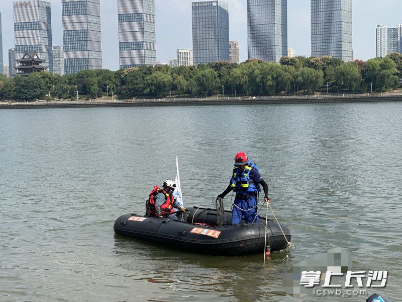 长沙市蓝天救援队队员在湘江上进行搜救。 均为长沙晚报通讯员 曾劲玉 供图