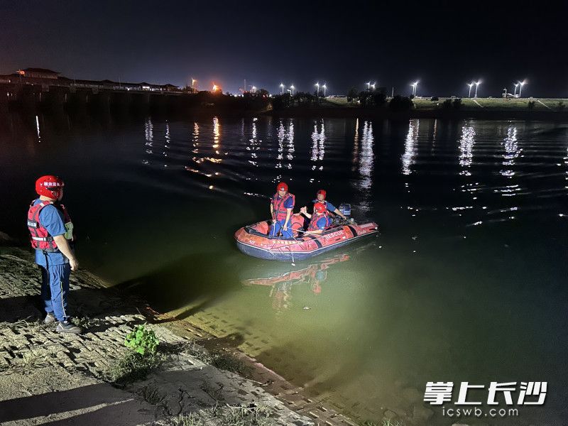 搜救队员戴月归来。