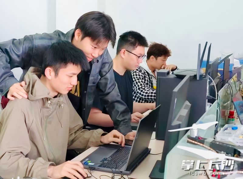 刘保男（左二）带领几个学生伢创办的企业连续获得国家级“高新技术企业”称号。 均为长沙晚报通讯员 张奇涛 摄