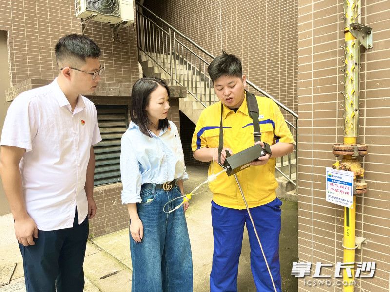 工作人员正在检测。