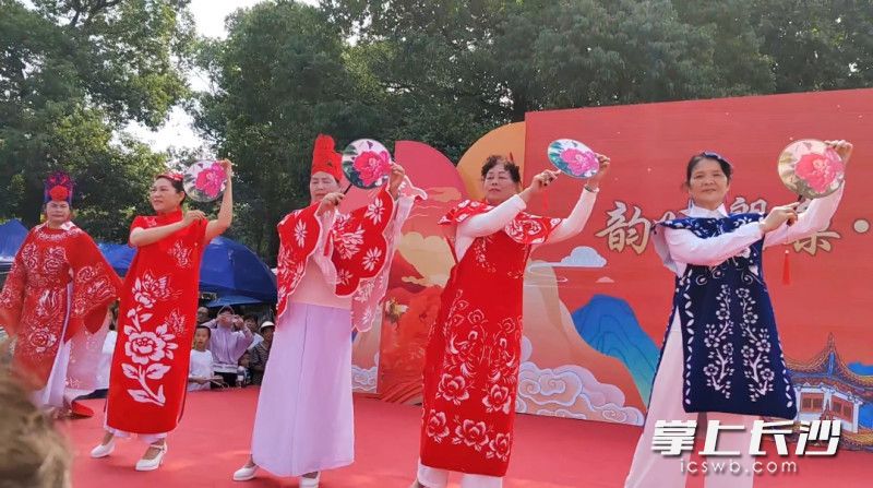 黄进美（右）展示她的作品。　