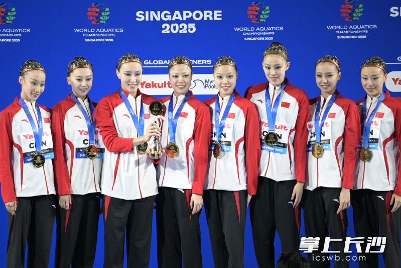 今年7月的游泳世锦赛上,张雅怡带伤上阵,为中国队拿下集体技巧自选冠军。图为中国队在颁奖仪式上。右一为张雅怡。 新华社发(邓智炜摄) 今年7月的游泳世锦赛上,张雅怡带伤上阵,为中国队拿下集体技巧自选冠军。图为中国队在颁奖仪式上。右一为张雅怡。 新华社发(邓智炜摄)