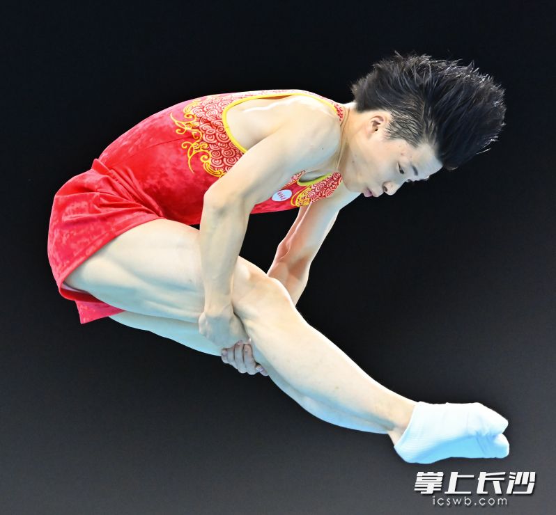 10月12日,湖南高速队选手严浪宇在比赛中。最终,他获得冠军。当日,第十五届全运会蹦床男子个人决赛在广州体育馆举行。 新华社记者 肖恩楠 摄 10月12日,湖南高速队选手严浪宇在比赛中。最终,他获得冠军。当日,第十五届全运会蹦床男子个人决赛在广州体育馆举行。 新华社记者 肖恩楠 摄