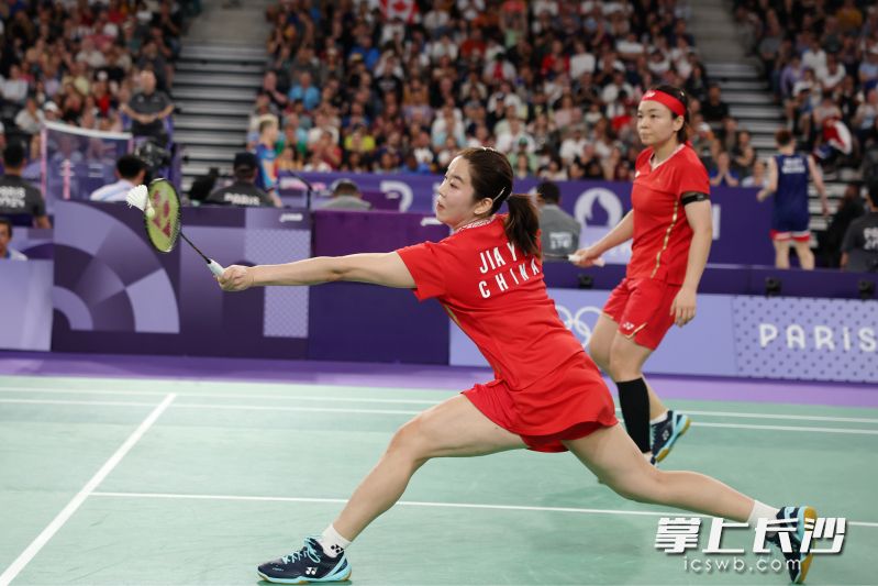 贾一凡(左)去年在巴黎奥运会上斩获女双冠军。 新华社发 贾一凡(左)去年在巴黎奥运会上斩获女双冠军。 新华社发