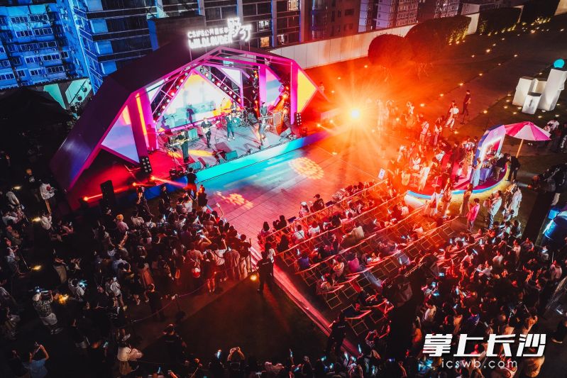 10月12日，长沙IFS 2025公共音乐季热辣开场，现场超千名观众瞬间被“点燃”。