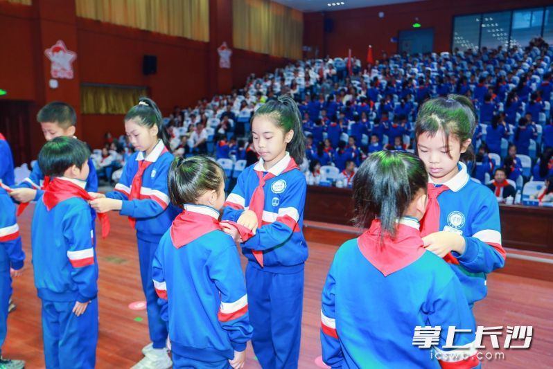 老队员为新入队的少先队员代表佩戴红领巾。 均为长沙晚报通讯员肖奥供图