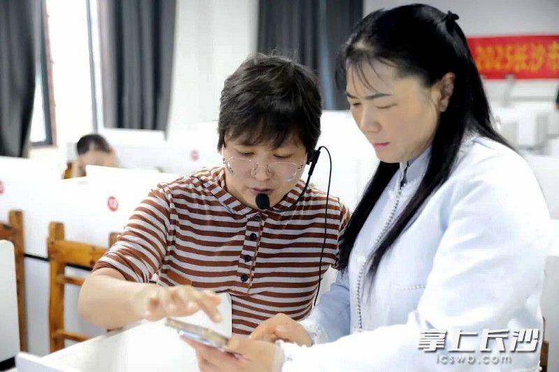 学员在接受培训。