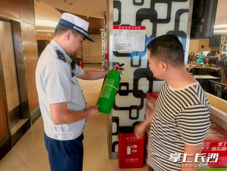 消防监督员正在检查。 长沙晚报通讯员 曾代香 摄