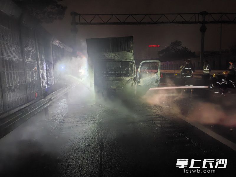 消防员正在灭火。 长沙晚报通讯员 刘迎 摄