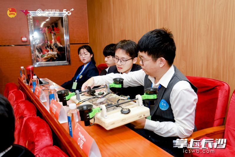 比赛期间，选手们对设备进行调试。