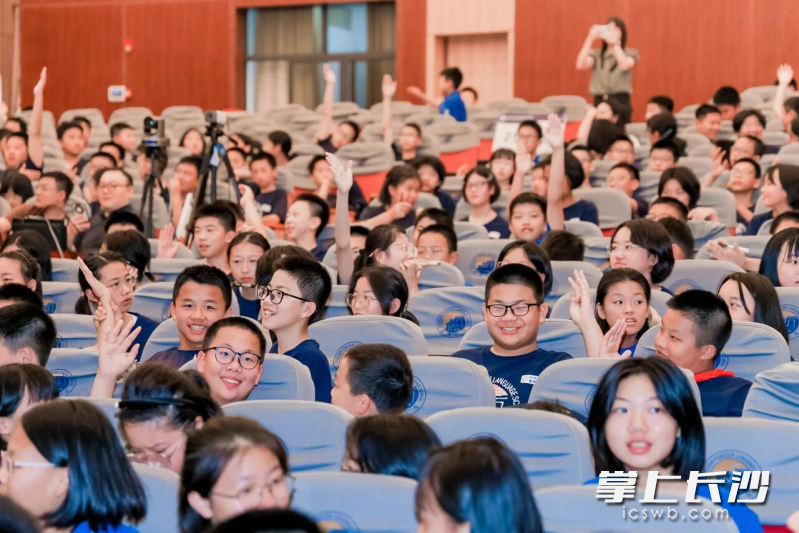 学生们踊跃参与。