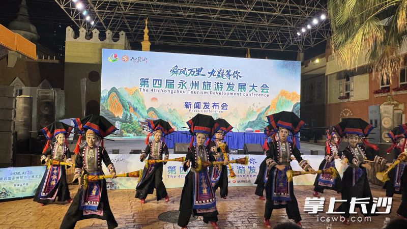 瑶族姑娘们现场展示民族舞蹈。