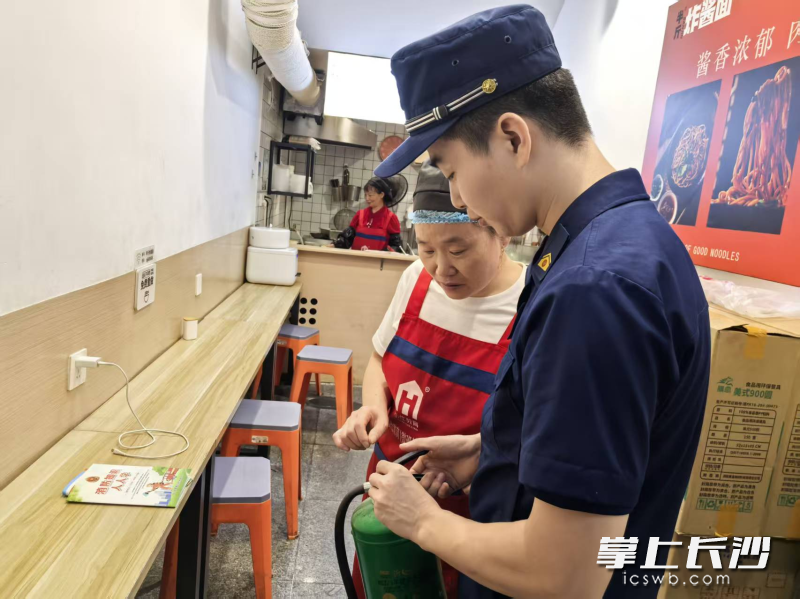 图为宣传服务队员正在向市民宣传消防知识。 长沙晚报通讯员 刘崇穆 摄　