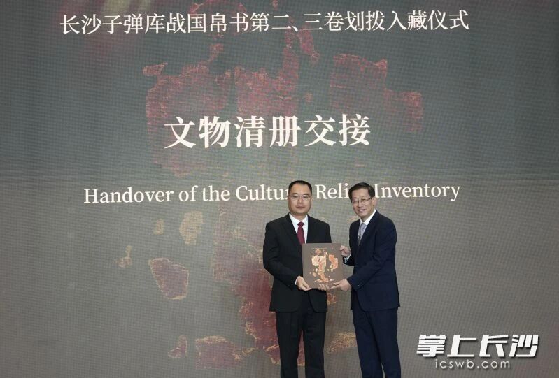 文物清册交接。均为邹麟 摄 文物清册交接。均为邹麟 摄