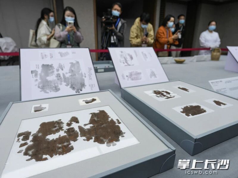 楚帛书《五行令》(上图)与《攻守占》(下图)残片。 楚帛书《五行令》(上图)与《攻守占》(下图)残片。