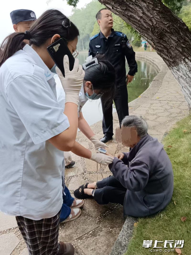 在好心人的帮助下，老人被救了上来。 均由受访者 袁亮坤 供图