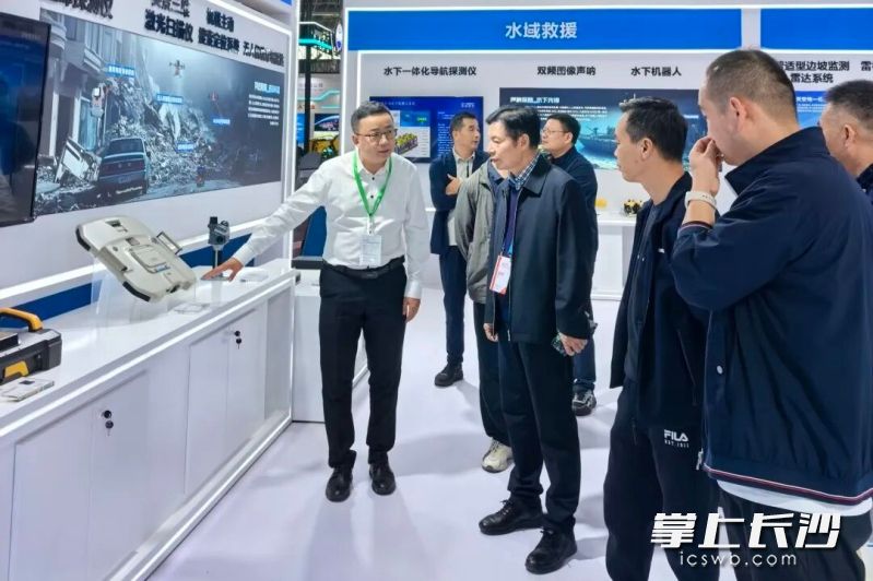 展会上，嘉宾参观华诺星空展台。受访者供图