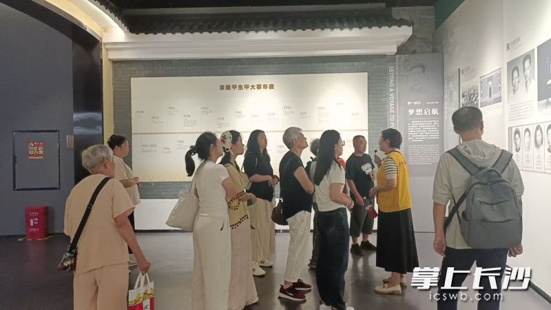 《杂交水稻之父-袁隆平》主题陈列。