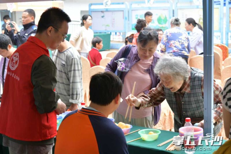 “忆路相守 你我相伴”长沙市老年人认知障碍照护关爱活动在芙蓉区东湖街道龙马社区举行，图为老人正在参与互动游戏。 照片均为长沙晚报全媒体记者 陈焕明 通讯员曾琳 摄