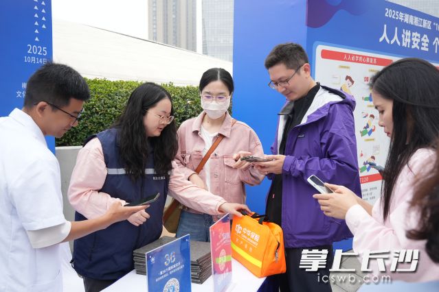 工作人员邀请市民参与湘江新区安全知识小程序答题。 工作人员邀请市民参与湘江新区安全知识小程序答题。