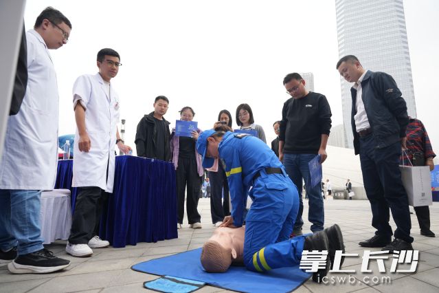 市民学习心肺复苏。 市民学习心肺复苏。