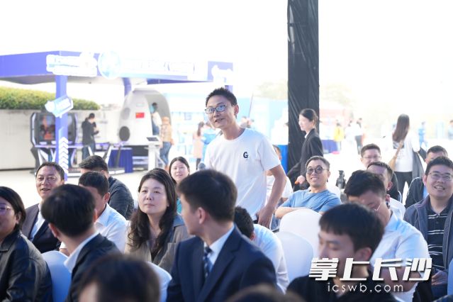 “移动课堂”搬进活动现场，市民踊跃抢答授课老师提出的问题。