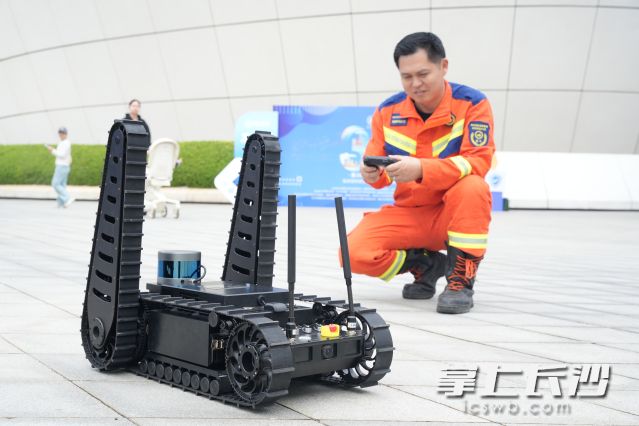 应急救援人员演示高科技装备。 应急救援人员演示高科技装备。