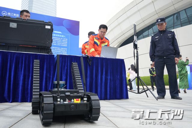 大批应急救援“黑科技”装备集中亮相，应急救援队员演示装备过程中，市民们纷纷感叹科技让防灾减灾变得更智能、更高效。