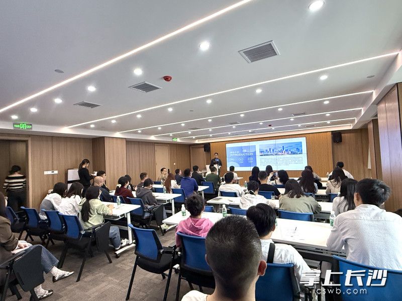 10月15日,长沙市公共法律服务中心举办“法护湘企·链通全球”——企业出海的法务合规与税务争议破解专题讲座。长沙晚报通讯员 汪悦 摄 10月15日,长沙市公共法律服务中心举办“法护湘企·链通全球”——企业出海的法务合规与税务争议破解专题讲座。长沙晚报通讯员 汪悦 摄