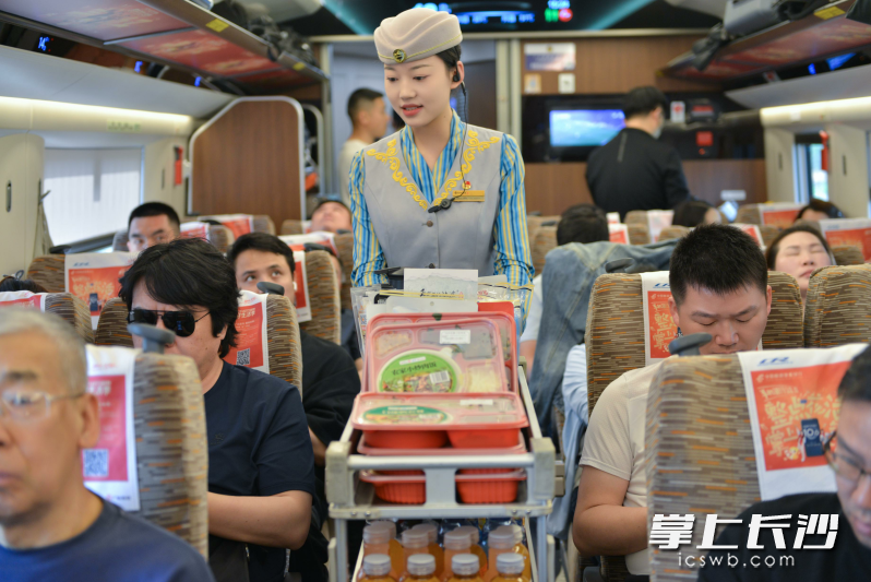 如今，旅客们在高铁上就餐有了更多选择。均为 长沙晚报全媒体记者吴鑫矾 通讯员董剑锋摄