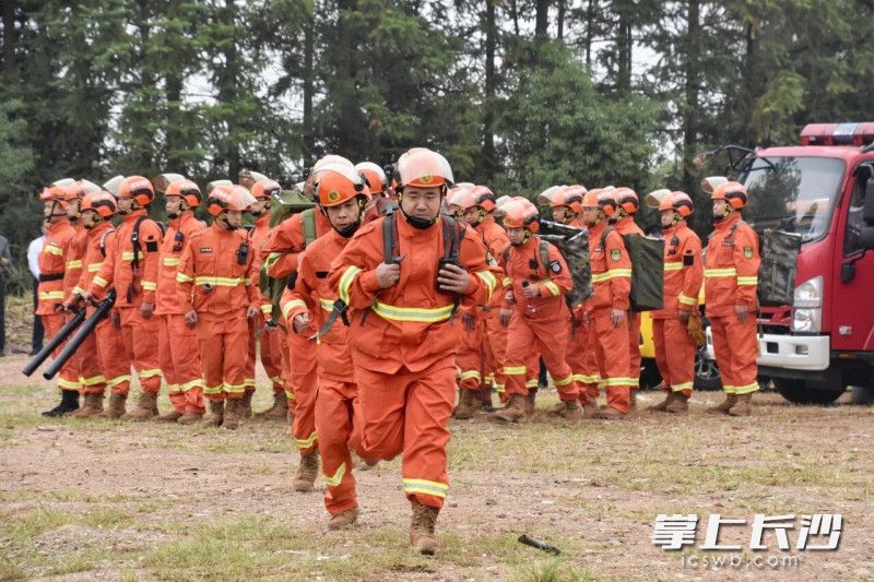 奔赴“火场”。  均为长沙晚报通讯员王磊摄