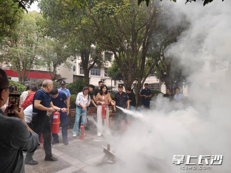 居民在实操灭火。 长沙晚报通讯员 寻艳 摄