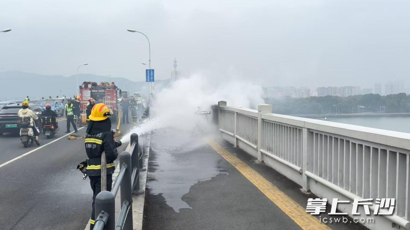 消防员扑灭电动摩托车火灾。 长沙晚报通讯员 王文杰 摄