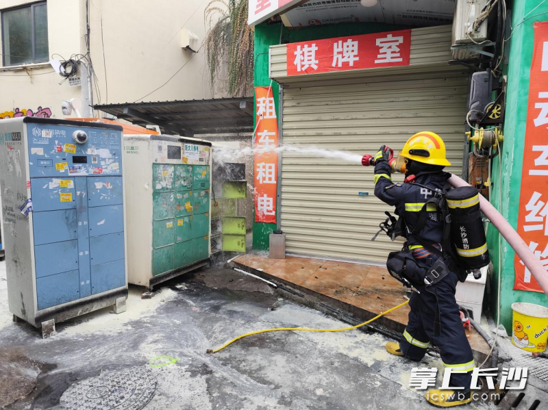 消防员扑救电池柜火灾。 长沙晚报通讯员 徐秋华 摄