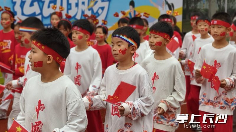 同学们排着整齐的队伍,精神满满地走进赛场。 同学们排着整齐的队伍,精神满满地走进赛场。