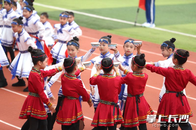 多彩的民族风情在运动会开幕式上也精彩上演。