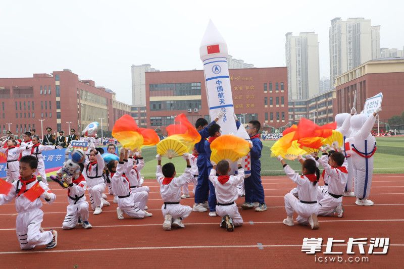 航天火箭、机器人，科技与运动完美结合。