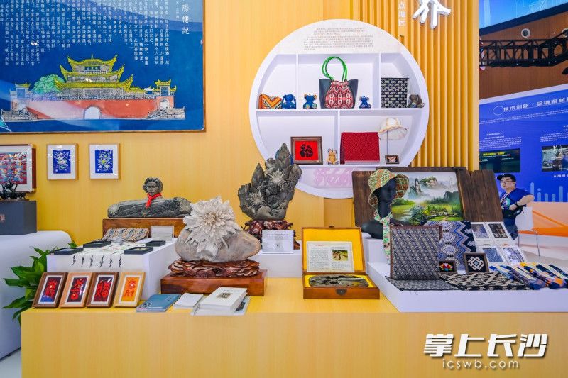湖湘瑰宝集中亮相“版博会”。