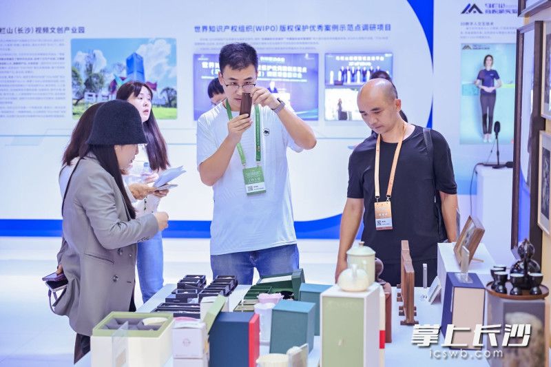 湖南馆成为现场人气焦点。