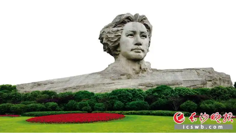 橘子洲头青年毛泽东艺术雕塑。图片来源于长沙晚报网