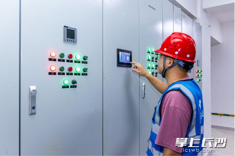 工作人员正在D区能源站站内进行设备调试。 工作人员正在D区能源站站内进行设备调试。