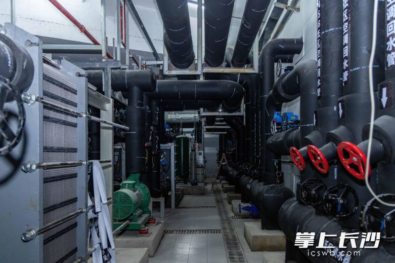 小区换热站内部设备。 小区换热站内部设备。