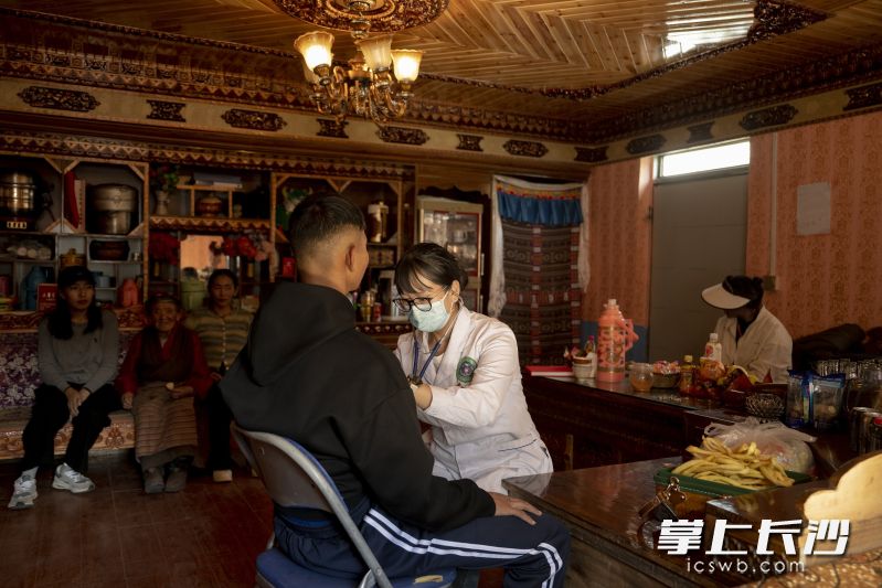 驻扎在桑日县的湖南援藏医疗队派出医务人员入户为洛旦检查身体，心脏听诊没有杂音，术后恢复良好。