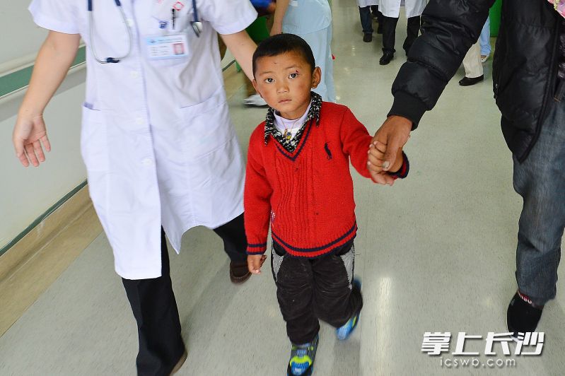 2012年9月12日，山南3岁11个月大的洛旦在父亲的陪同下来湖南接受免费修复手术。  均为李奇摄影作品
