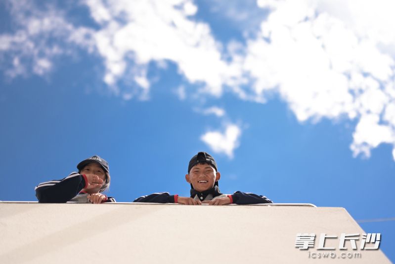 洛旦既阳光又带着一丝腼腆，就像一颗温暖的小太阳，和同学们相处融洽，是大家的“开心果”。