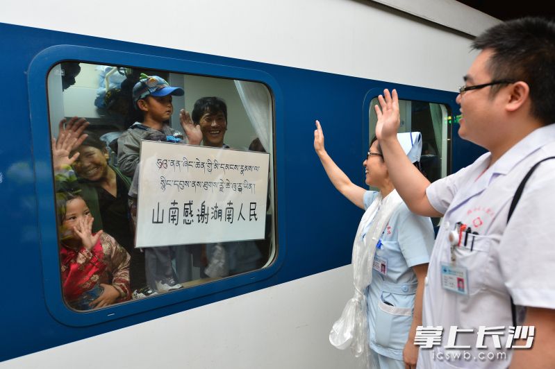 9月22日，术后8天后，小洛旦和其他孩子一同返家，即将开始了他们人生“心”的旅程。洛旦的父亲拿出早早准备好的“山南感谢湖南人民”的标语，隔着火车车窗道别。