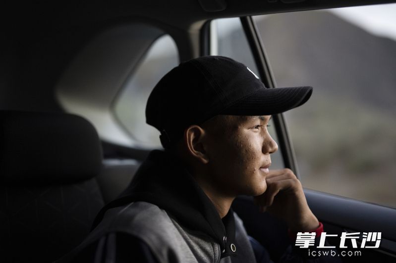 返校路上，洛旦满怀信心，未来正等待着他用努力和汗水去纵情描绘。