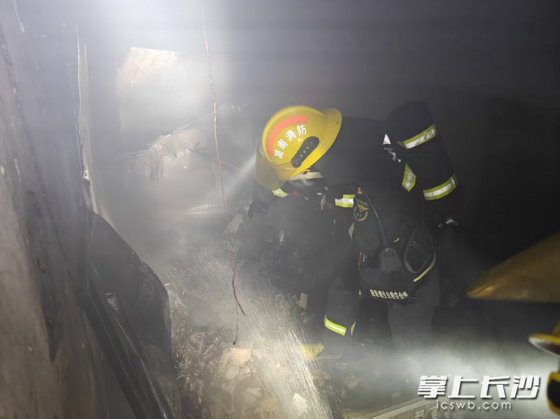 消防员正在灭火。 长沙晚报通讯员 黄志铃 摄