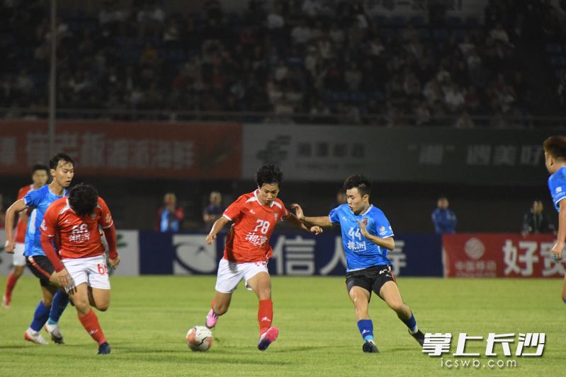 10月17日晚，“湘超”联赛第六轮，湘潭队在主场迎战株洲队，最终两队1比1战平。 均为长沙晚报通讯员陈旭东、全媒体记者王志伟摄
