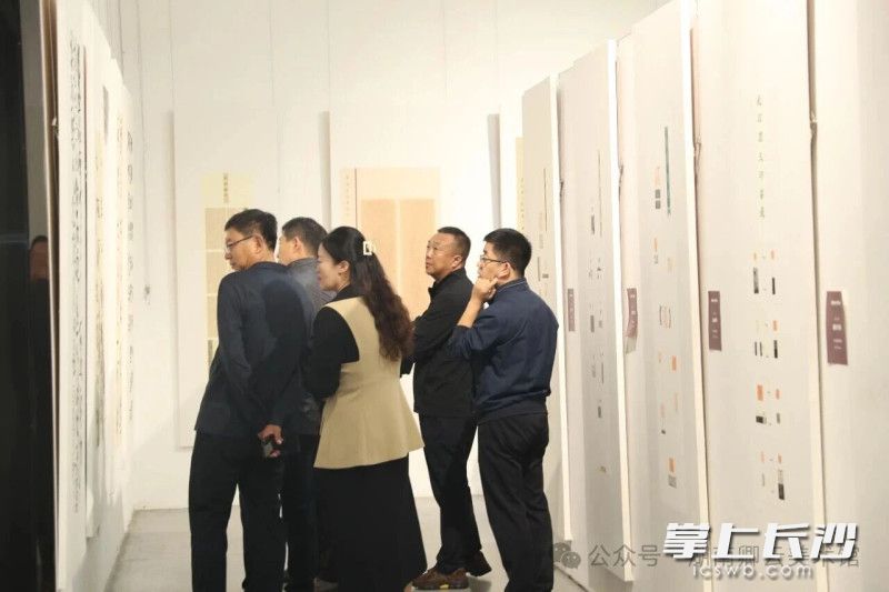 观众驻足欣赏。